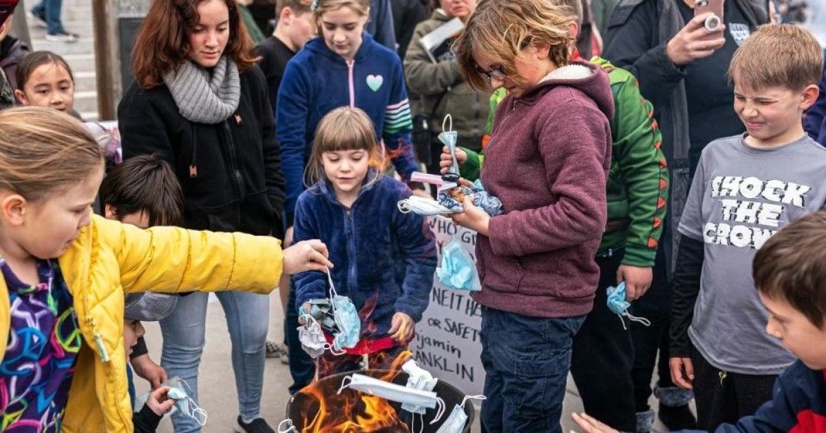 #BurnTheMask: в Айдахо відбулася церемонія спалювання масок
