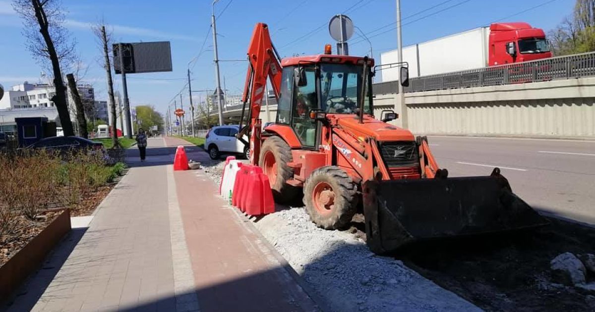 У Києві на місці велодоріжки зробили парковку