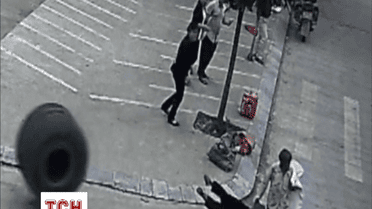 Колесо від трактора збило стареньку на зупинці