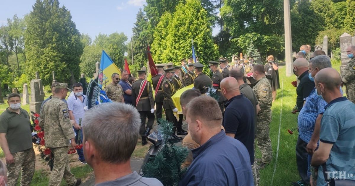 Захоронение бойца Добрянского Леонида / © Фото Натальи Нагорной/ТСН