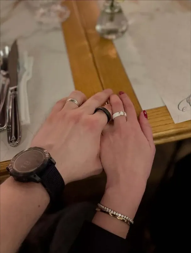 Ірина Дмитрієва та її наречений тримаються за руки / © Instagram-сторінка Ірини Дмитрієвої