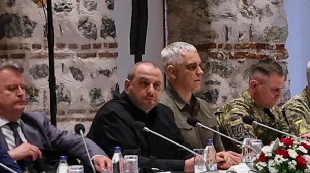 Олександр Поклад справа від Рустема Умєрова