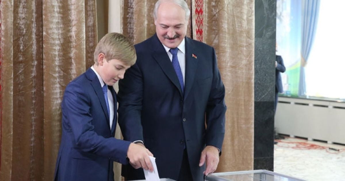 Лукашенко до последнего держался за бюллетень вместе с сыном Колей