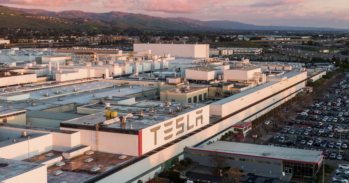 На фабрике Tesla в Калифорнии скончался сотрудник: подробности трагедии