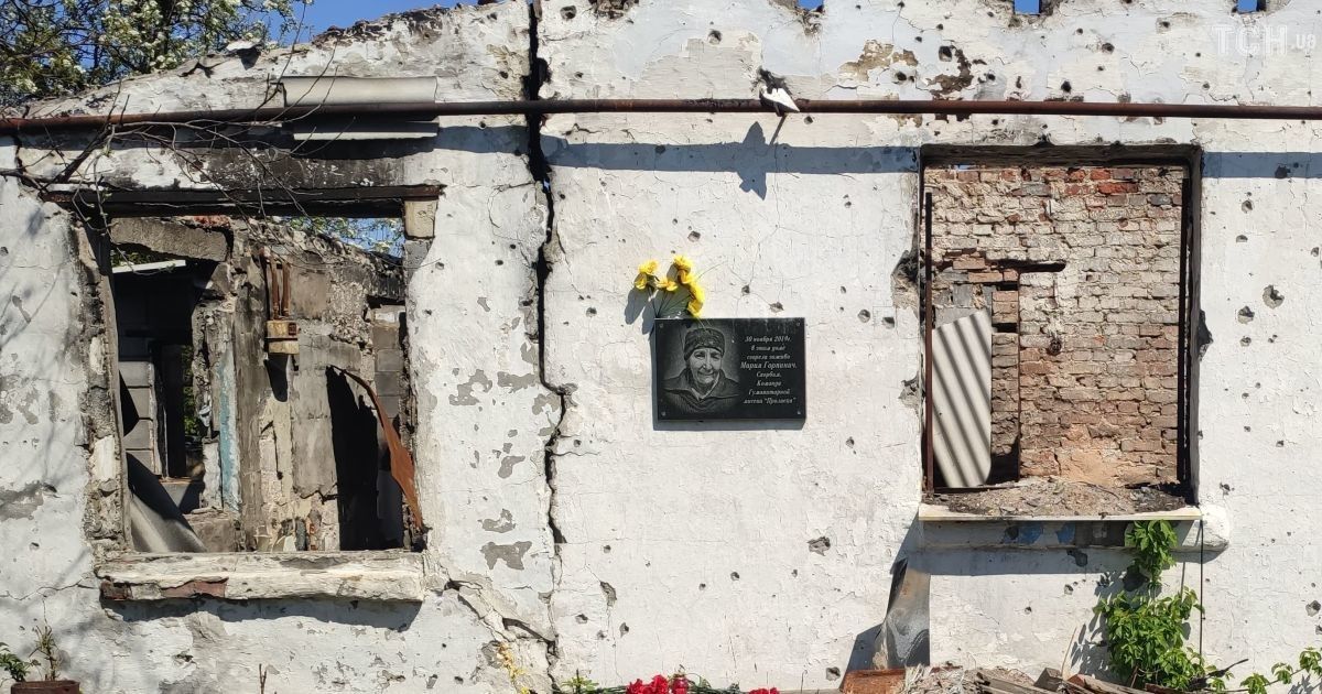На Донеччині нарешті змогли попрощатись з "бабою Машею", яка загинула у пожежі торік