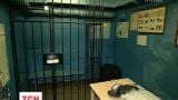 У метрополітенівських кімнатах поліції прибирають клітки для правопорушників