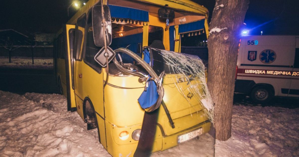 В Киеве под колеса маршрутки бросился пешеход