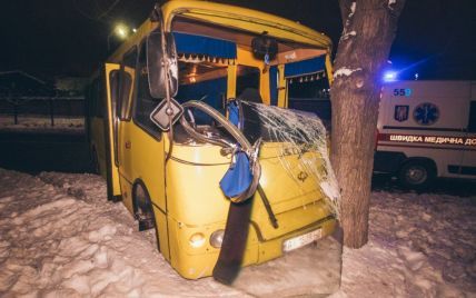 В Киеве под колеса маршрутки бросился пешеход
