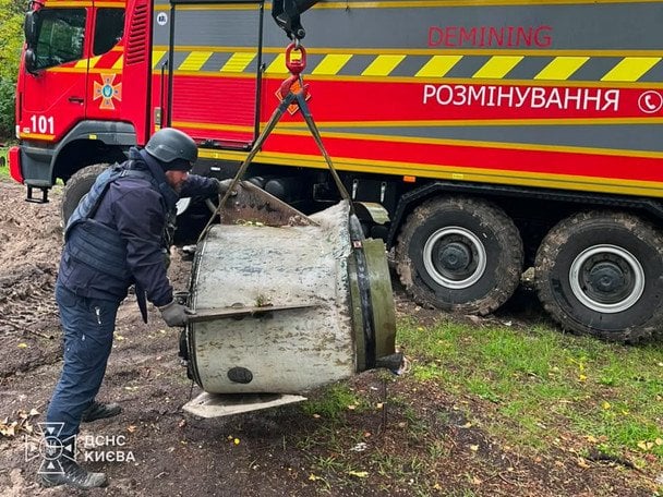 24 вересня 2026. Сапери ДСНС вилучили безпечні залишки російської ракети «Іскандер-М». Їх виявили в одному з районів столиці після нічного ворожого обстрілу. / © ДСНС