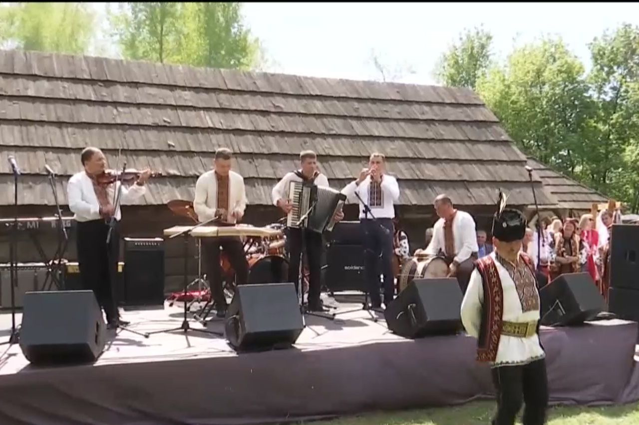 Майский уикенд. Киевляне отмечают праздники гуцульскими танцами и вкусными блюдами