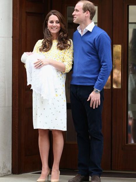 Герцогиня Кембриджская и принц Уильям с новорожденной дочерью покинули госпиталь Святой Марии / © Getty Images