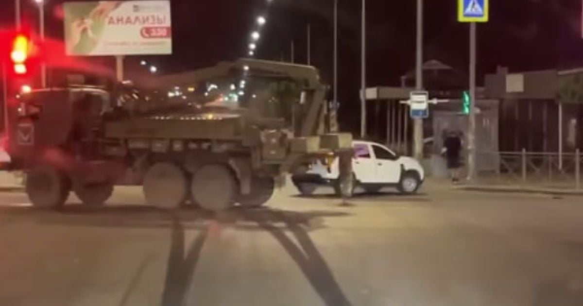 У Маріуполі російські військові протаранили цивільну автівку
