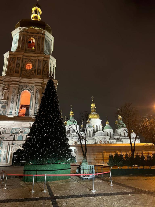 На Софійській площі змонтували головну ялинку країни / © Віталій Кличко/Тelegram