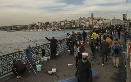 У Туреччині подовжили комендантську годину і посилили карантинні обмеження