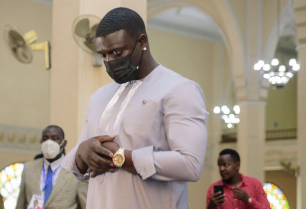 Akon молится в национальной мечети Каддафи в Кампале / © Associated Press