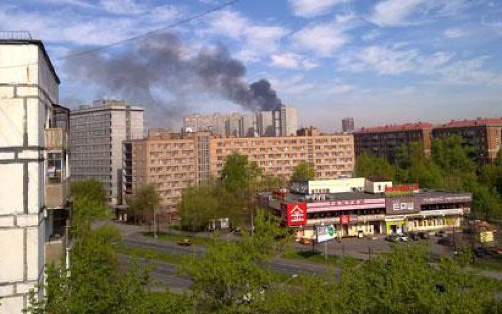 Дим від сильної пожежі на складі в Москві видно на кілька кілометрів / © macrocosmus / Вконтакте