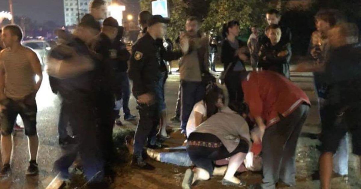 В Черновцах автомобиль патрульных насмерть сбил пешехода