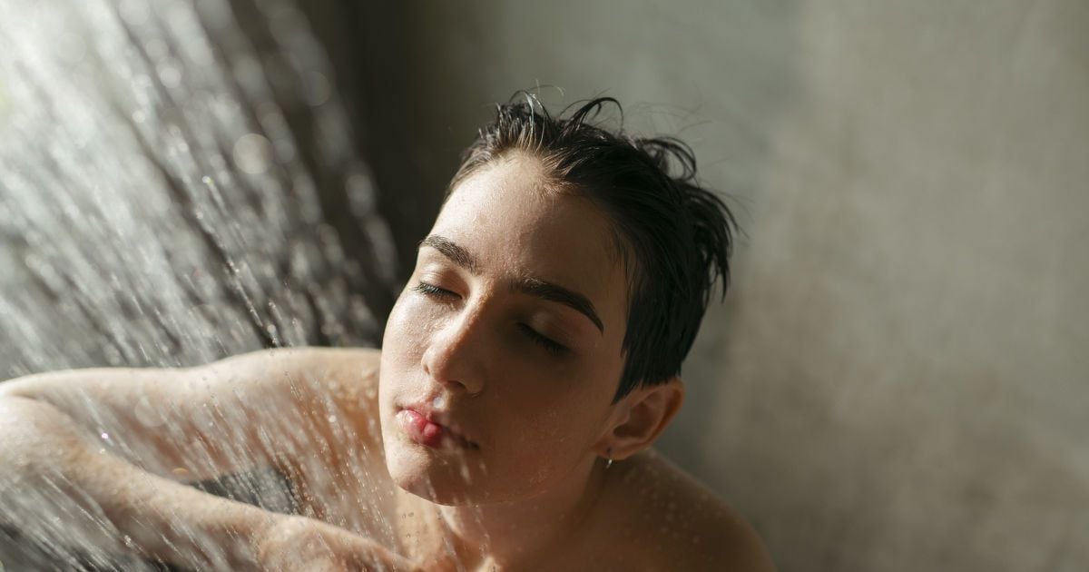 Жінка приймає душ