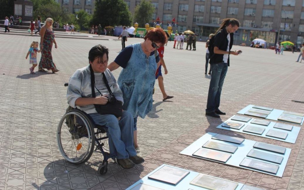 Выставку посещают сотни жителей Луганщины / © Facebook/пресс-центр штаба АТО