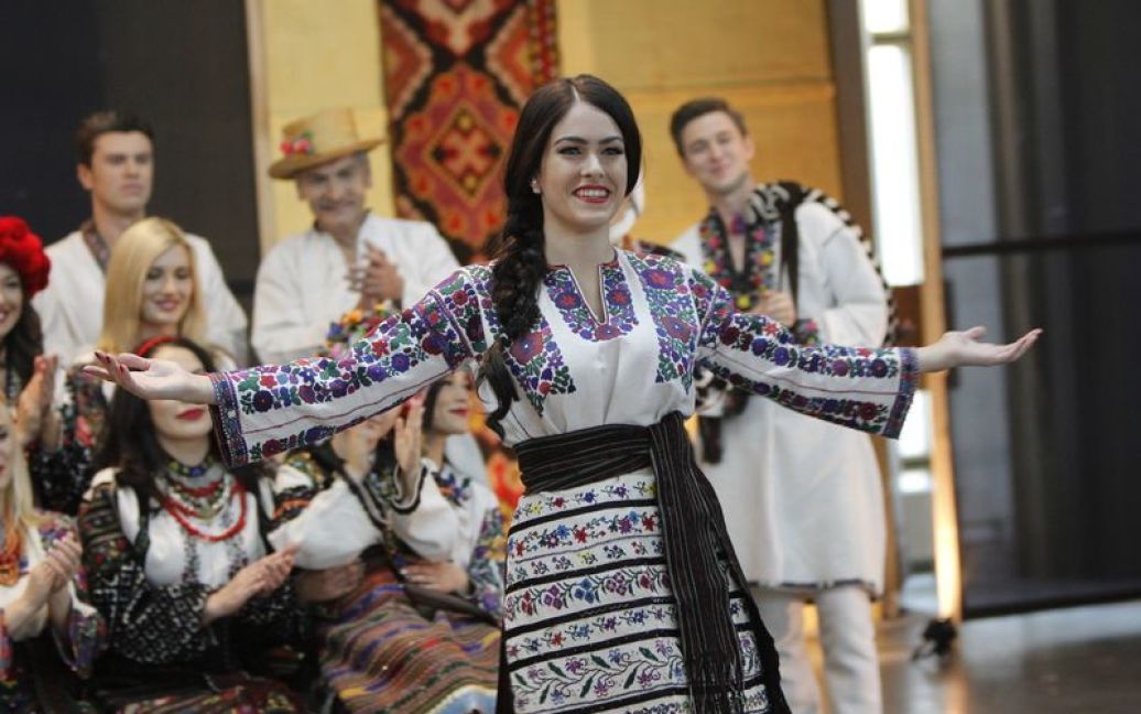 Украинские звезды приняли участие в показе вышиванок / © 
