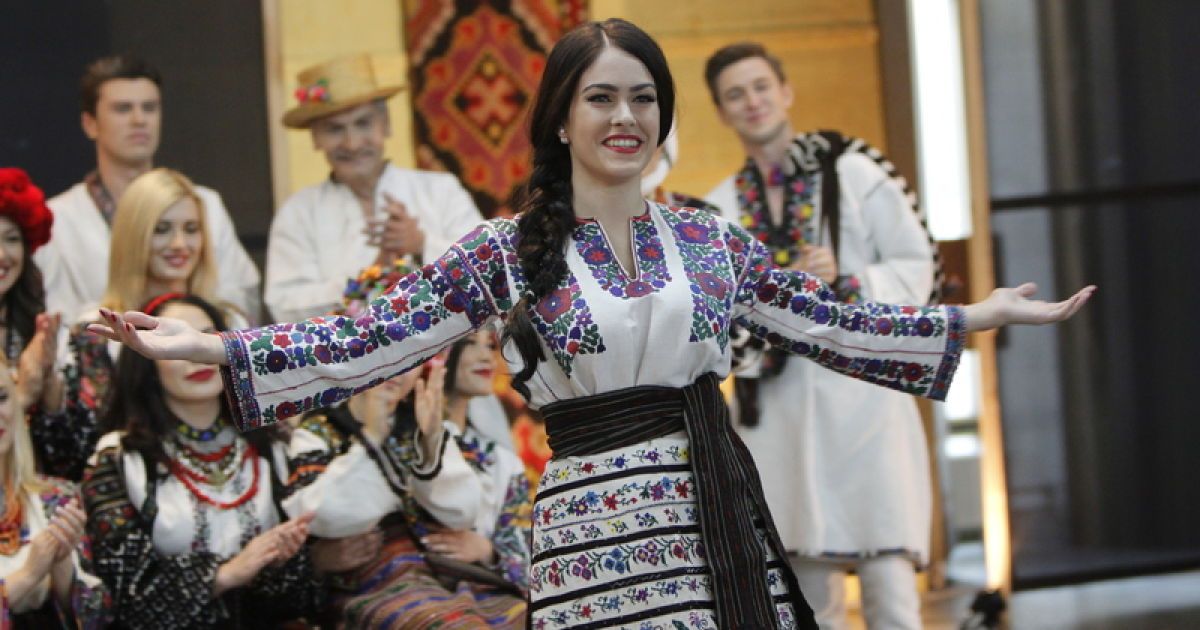 Украинские звезды приняли участие в показе вышиванок