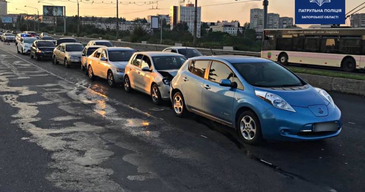 Масштабна ДТП у Запоріжжі: зіткнулися одразу шість автівок