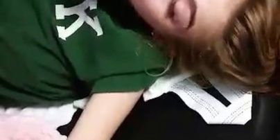 Мать показала душераздирающее видео, в котором дочь молит о смерти из-за боли от загадочной болезни