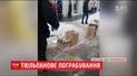 У Кропивницькому двоє чоловіків пограбували торговців квітами