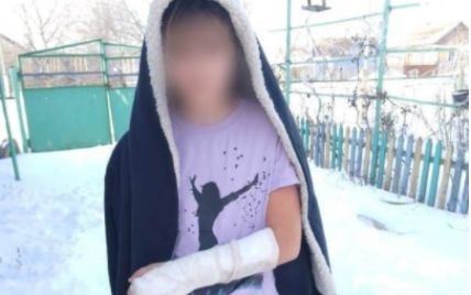 Скандал со сломанной рукой и замороженной рыбой набирает обороты: учительница вину не признает, мать школьницы идет в суд