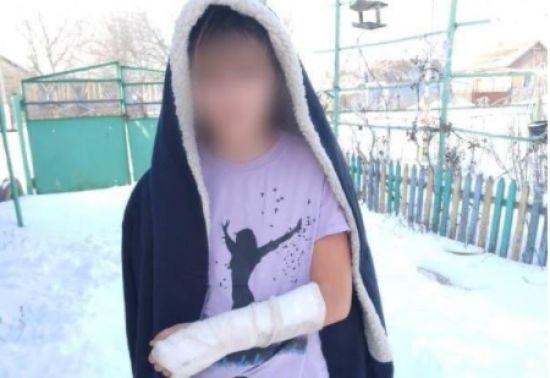 Скандал зі зламаною рукою і замороженою рибою набирає обертів: вчителька провину не визнає, мати школярки йде до суду