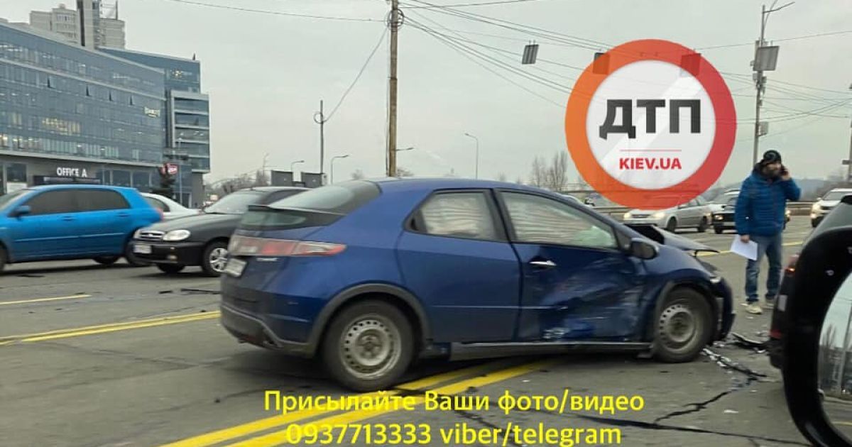 Опасная езда перед мостом Патона закончилась серьезной аварией. Видео