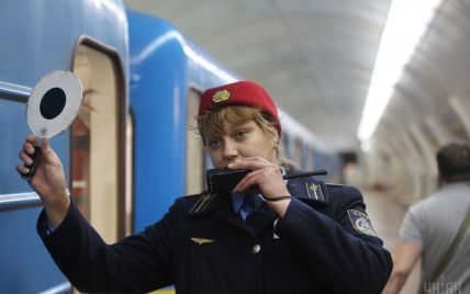 Подробиці трагедії у київському метро: 19-річна студентка впала під потяг та втратила частину ноги