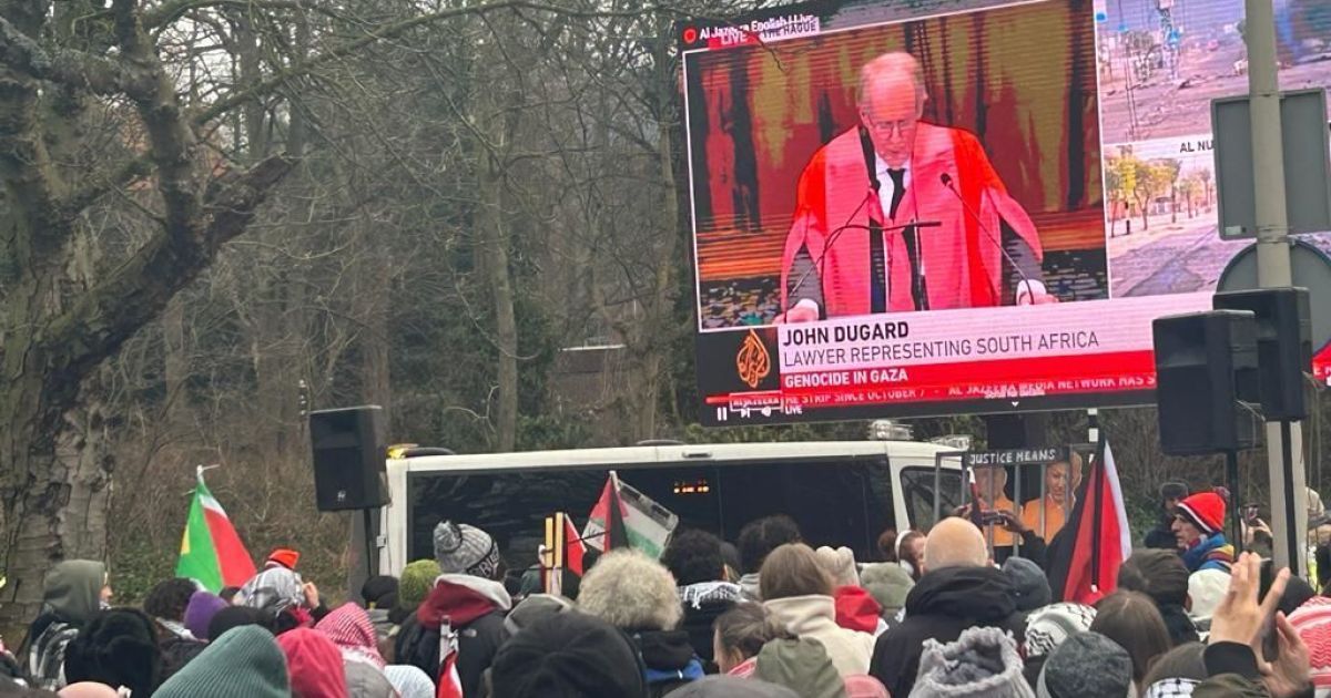 Пропалестинські протестувальники стежать за Міжнародним судом ООН у Гаазі