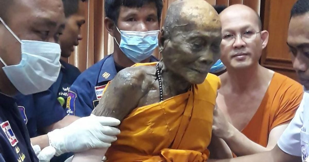 Улыбающееся тело эксгумированного монаха