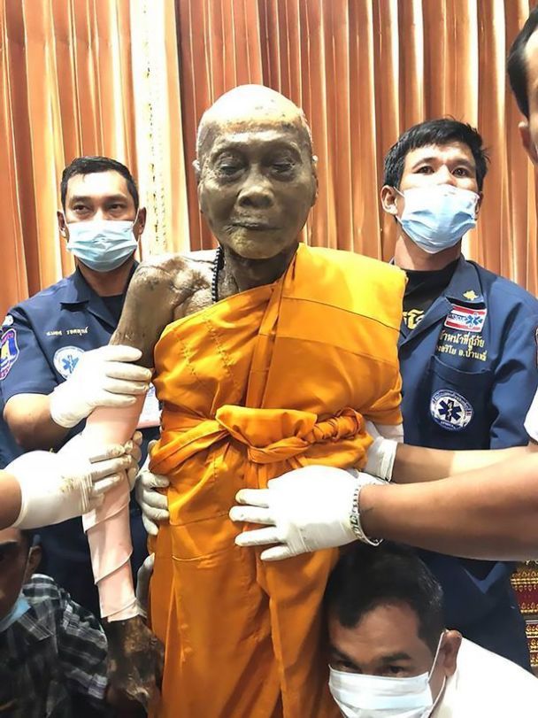 Улыбающееся тело эксгумированного монаха / © http://effiezy.com/2018/01/22/dead-body-seen-smiling-body-exhumed-2months-buried-photos/