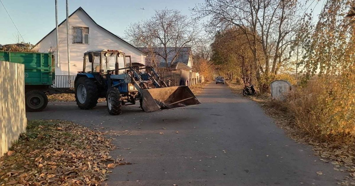 У Київській області зіткнулися трактор і мопед, яким керував 11-річний хлопець