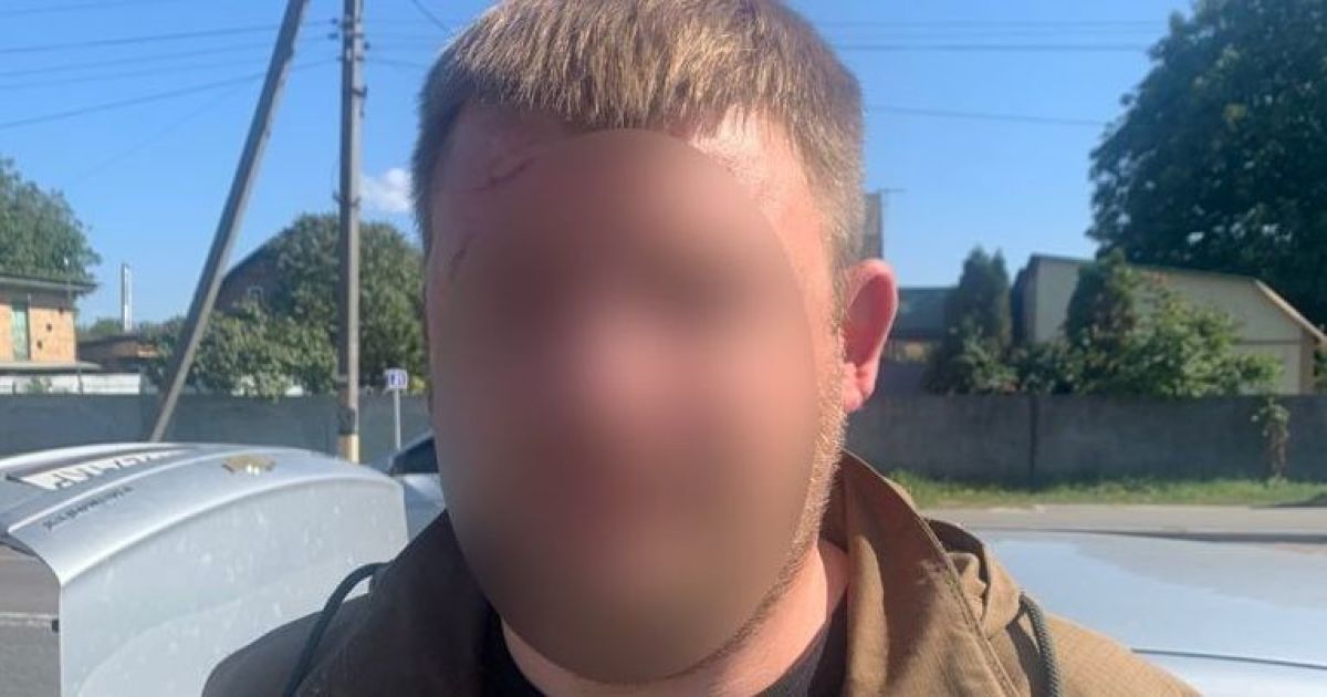 Поки сімейна пара збирала гриби у лісі під Києвом, їхню автівку обчистили крадії