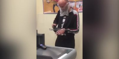 В Херсоне мужчина натянул пакет вместо маски