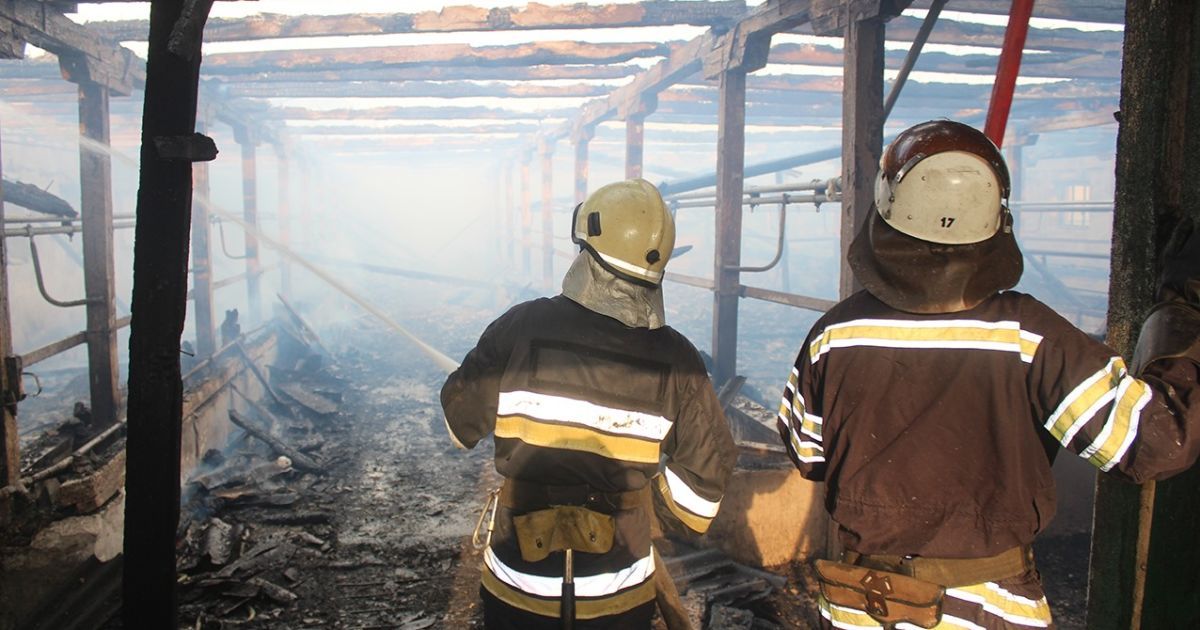 У Хмельницькій області від розряду блискавки на фермі спалахнула масштабна пожежа