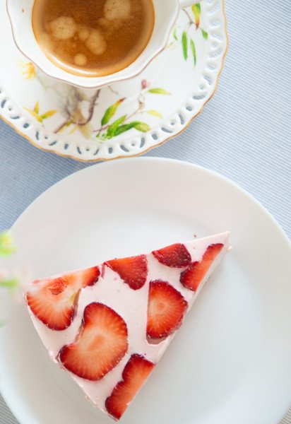Творожный десерт без выпечки с клубникой