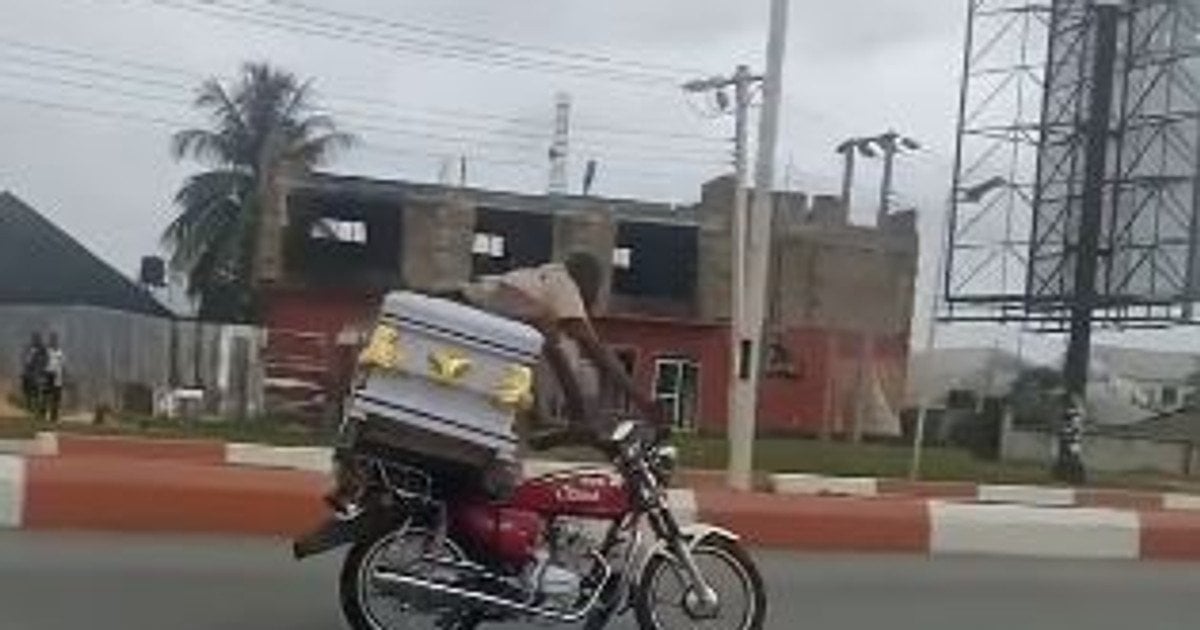 Байкер с гробом