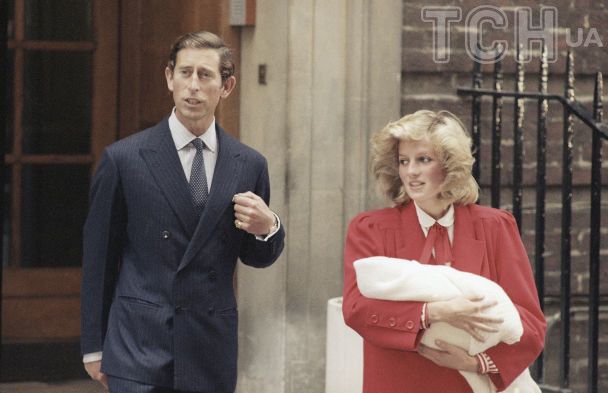 Принц Чарльз і принцеса Діана з новонародженим принцом Гаррі / © Associated Press