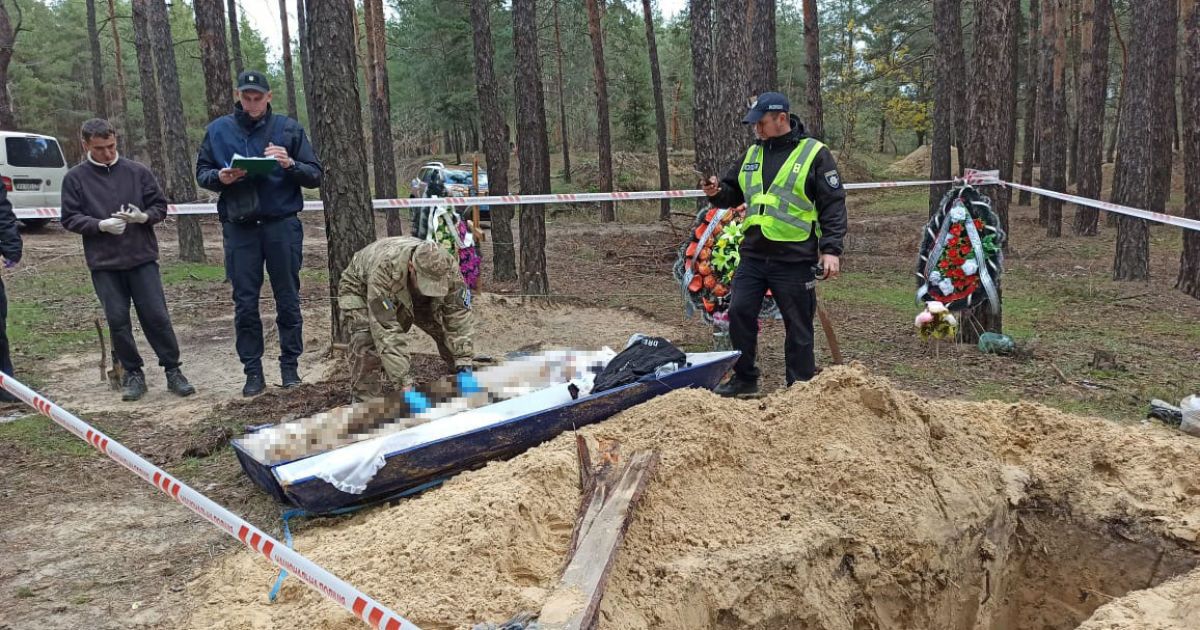 Розстріляли авто майже впритул: в Ізюмі вилучили тіла вбитої росіянами сім'ї (фото)