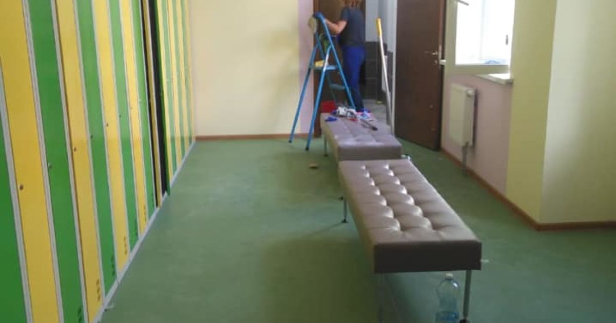 Наплутали зі сходами та дверима: у Київській області новий корпус школи звели з порушеннями