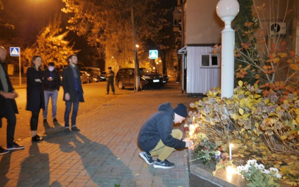 Люди всю ночь несли цветы к посольству Франции в Киеве / © Gazeta.ua