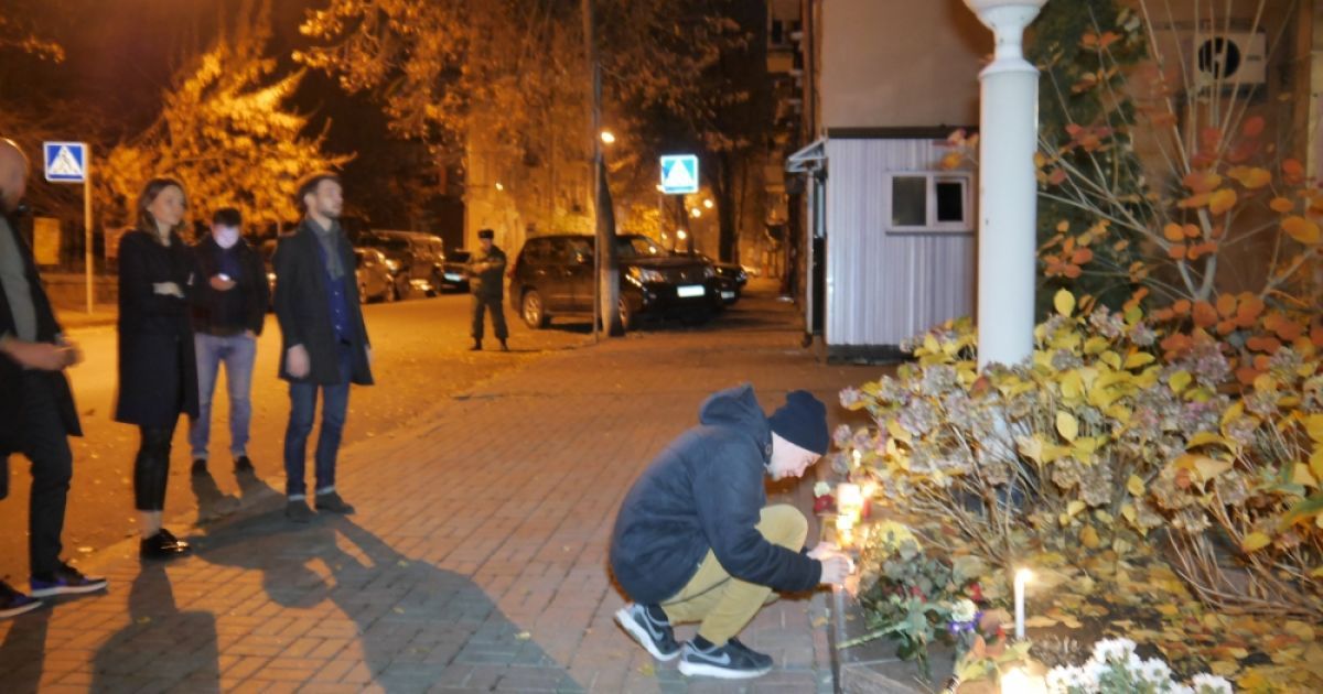 Люди всю ніч несли квіти до посольства Франції у Києві / © Gazeta.ua