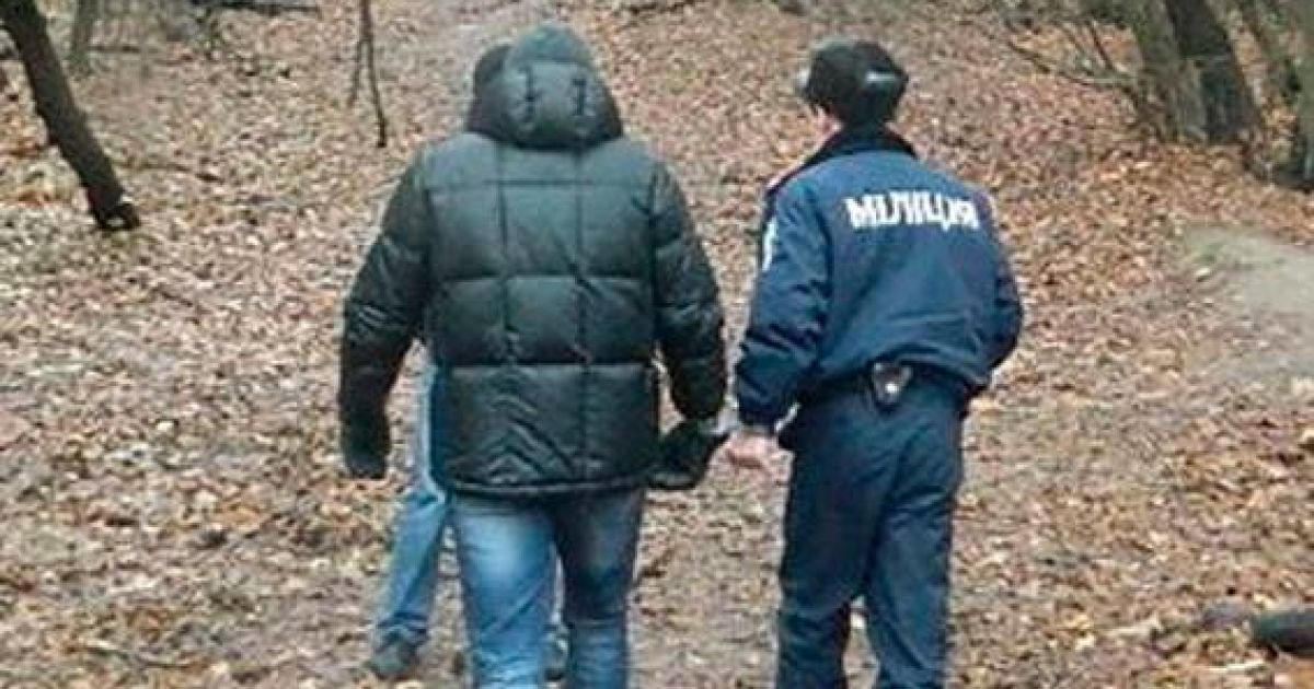 Злоумышленника поймали, когда он достал из тайника пакет с деньгами.