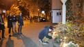 Люди всю ніч несли квіти до посольства Франції у Києві
