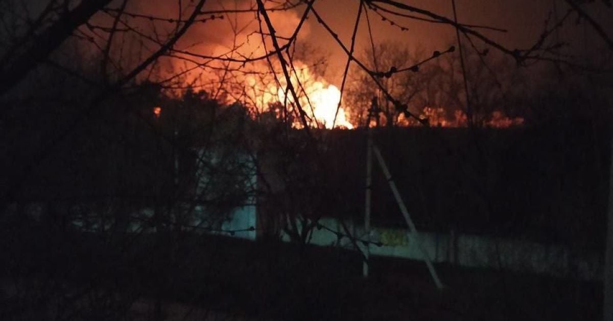 В оккупированном Симферополе вспыхнул сильный пожар: местные слышат звуки взрывов (фото, видео)