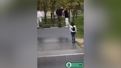 В Киеве в парке Партизанской славы мужчина избил двоих детей
